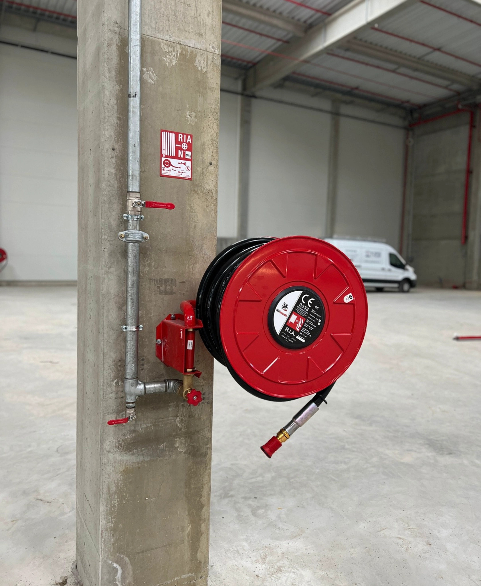 installation-ria-enrouleur-mural-batiment-logistique-securite-incendie