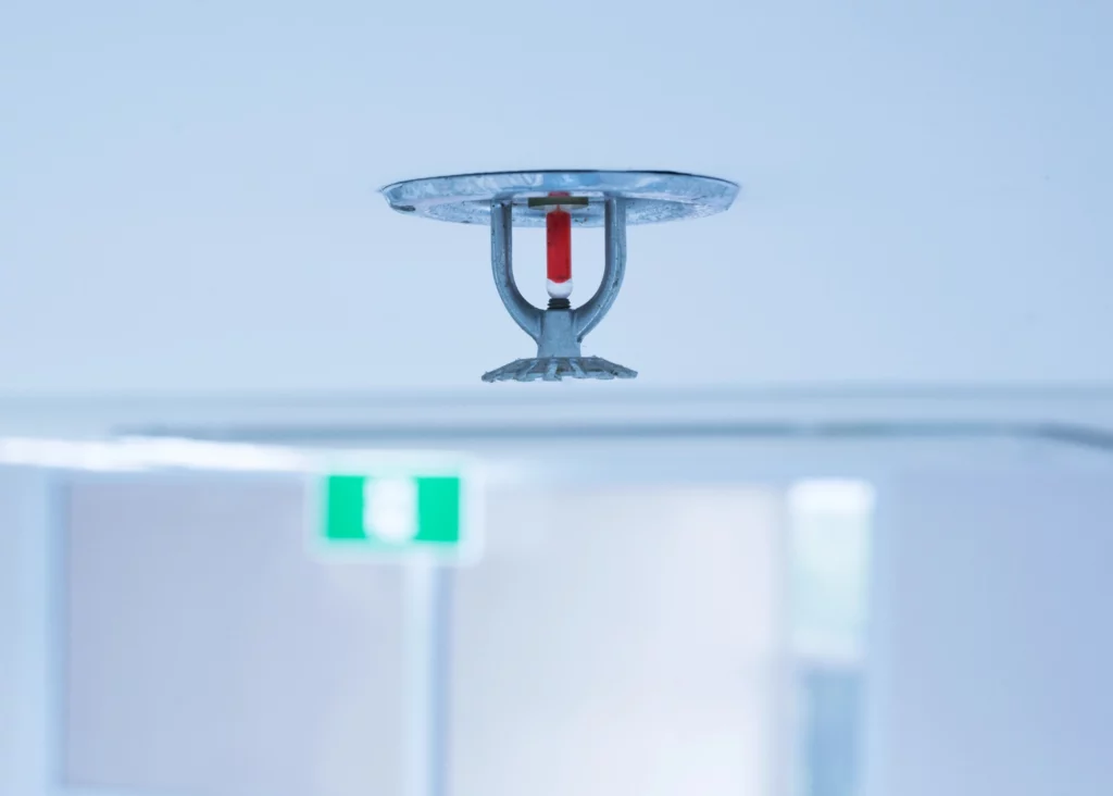 Quand et pourquoi installer des sprinklers dans un bâtiment industriel ou logistique - NSTI
